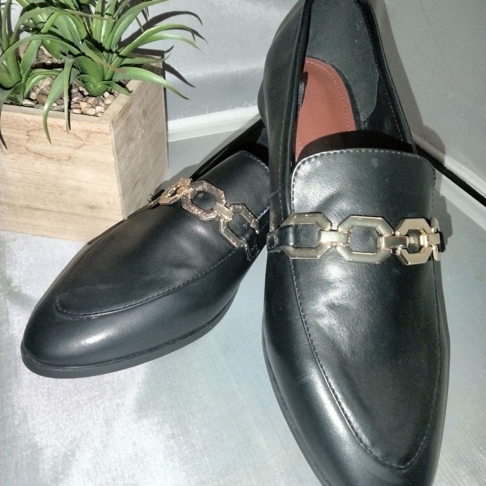 Women's H & M black leather pointy toe loafer shoe goldtone accent 8.5